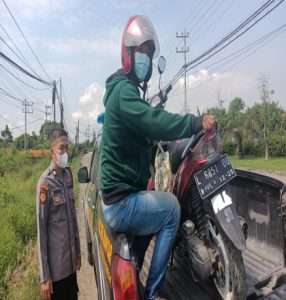 Polisi Gresik membantu Pemudik Yang Motornya Mogok ke Bengkel