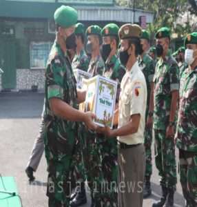Serahkan Bingkisan Kasad, Dandim Tulungagung Himbau Anggota Dapat Menahan Nafsu di Hari Nan Fitri