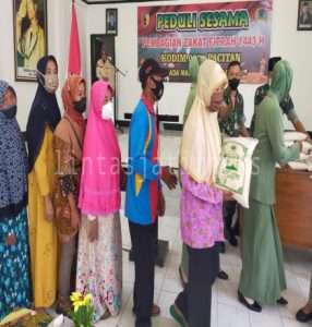 Dandim 0801 Pacitan Membagikan Zakat Fitrah Kepada Warga Dan Panti Asuhan