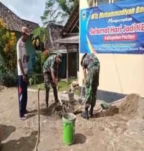 Hadir Ditengah Masyarakat, Babinsa Koramil 0801/06 Bandar Pasang Paving Halaman Masjid