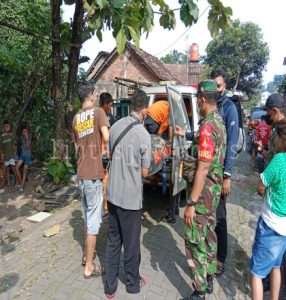 Babinsa Kelurahan Jebres Bantu Evakuasi Jenazah Yang Ditemukan di Sungai Bengawan Solo