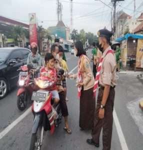 Babinsa dan Anggota Pramuka Sakawira kartika Bagi Takjil Kepada warga