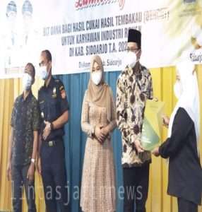 Ribuan Buruh Pabrik Rokok di Sidoarjo Terima BLT