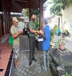 Tanpa Lelah, Sertu Warseno Bagikan Masker Gratis di Wilayah