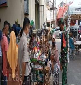 Antisipasi Penyebaran Covid-19 Jelang Lebaran, Sertu Kurniawan Bersama Security Gencar Berikan Himbauan Prokes