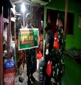 Dengan Patroli Malam, Babinsa Koramil 04/Nguntoronadi Terus Berikan Himbauan Protkes