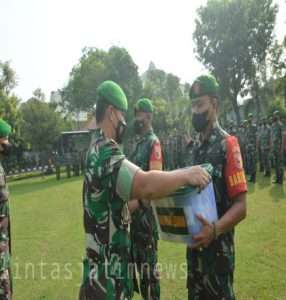Dandim 0802/Ponorogo Serahkan Bingkisan Idul Fitri Dari Kasad  Kepada Prajurit