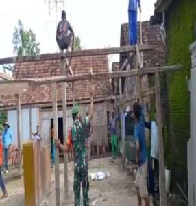 Peduli Warga Binaannya, Anggota Koramil Mantingan Bantu Rehab Rumah