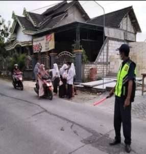OSIS SMPN 2 Sugio Berbagi Takjil