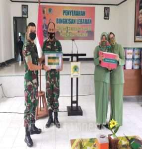 Serahkan Bingkisan Idul Fitri Kepada Prajurit Dan Ibu Persit, Ini Kata Dandim 0801/Pacitan
