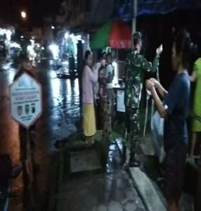 Aktifitas Masyarakat Meningkat Babinsa Tegur Warga Tak Bermasker