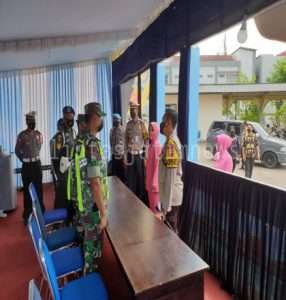 Sinergi TNI Polri, Anggota Kodim 0801 Pacitan Laksanakan PAM Siaga Idul Fitri 2022