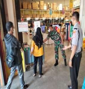Jelang Lebaran, Babinsa Tipes adakan PPKM di Grosir Lotte Mart