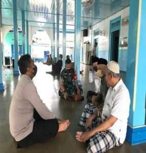 Kompak..!! Babinsa Bersama Bhabinkamtibmas Kepatihan Wetan Sholat Jum’at Berjamaah Bersama Warga