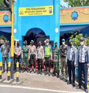 Personel Babinsa Koramil 0806/03 Durenan Laksanakan Pengamanan Di Pos Pengamanan Mudik Lebaran