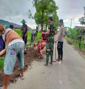 Danramil 0801/01 Pacitan Pimpin Kerja Bakti Bersama Warga Perbaikan Jalan