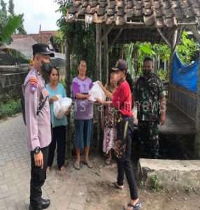 Jelang Idul Fitri, Serda Purwanto Dampingi Pembagian Sembako Kepada Warga