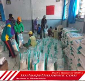 Peduli Warga Sekitar, PRM Solokuro Bagikan Zakat