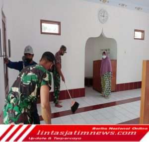 Jelang Lebaran, Personel Posramil 0806/Suruh Bantu Warga Bersihkan Masjid