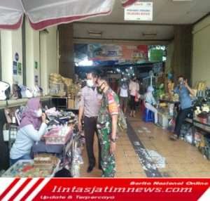 Laksanakan Patroli PPKM Di Pasar Tradisional Serda Agus Himbau Masyarakat Taati Prokes