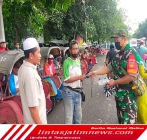 Sambangi Pasar Cinderamata, Babinsa Kelurahan Kauman Bagikan Masker Gratis