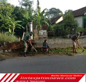 Sambut Hari Nan Fitri, Serda Sunardi dan Warga Bersihkan Lingkungan