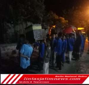Madin Awwaliyah At-Taqwa Solokuro Adakan Takbir Keliling Berjalan dengan Tertib