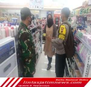 Babinsa Purwosari Berikan Himbauan Prokes Kepada Pengunjung Dan Karyawan Indomaret