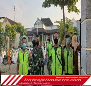 Yakinkan Sholat Idul Fitri Sesuai Prokes, Serma Teguh Terjun Langsung Laksanakan Pengamanan