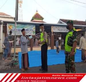 Anggota Posramil Pitu Pantau Pelaksanaan Sholat Idul Fitri Di Wilayah Binaannya