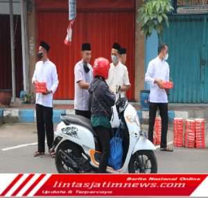 Di Hari Nan Fitri, Kodim Tulungagung Bagikan Makanan Gratis Bagi Para Pengguna Jalan