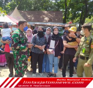 Babinsa kelurahan Jebres Bersama Linmas Berikan Himbauan Prokes di Taman Satwa Taru Jurug