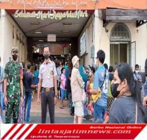 Dalam Suasana Hari Libur Lebaran, Sertu Kurniawan Bersama Security Konsisten Berikan Himbauan Prokes