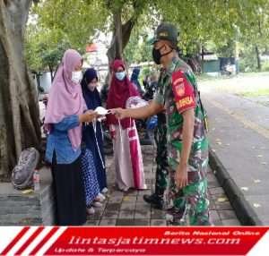 Babinsa Kelurahan Keprabon Gelar Aksi Bagi-bagi Masker Gratis, Ini Tujuannya