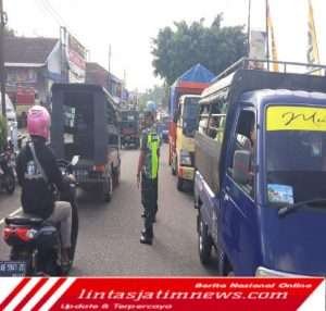 Bentuk Kepedulian, Babinsa Koramil 0801/11 Donorojo Bantu Warga Menyebrang Jalan