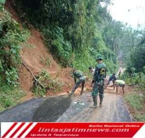 Koramil 0806/12 Munjungan Bersama Warga Singkirkan Material Tanah Longsor