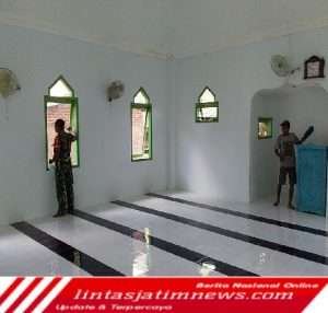 Jelang Shalat Jum’at, Babinsa Koramil 0801/02 Kebonagung Dan Warga Bersihkan masjid