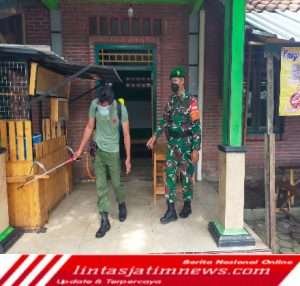 Cegah Penyebaran Covid-19, Serka Giminanto Laksanakan Penyemprotan Desinfektan