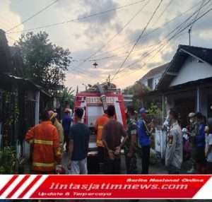 Babinsa Koramil 0806/01 Kota Bantu Petugas PMK Padamkan Api Yang Membakar Atap Rumah Warga