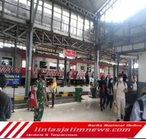 Sambangi Stasiun Purwosari, Sertu Murdianto Himbau Penumpang Kereta Api Taati Prokes