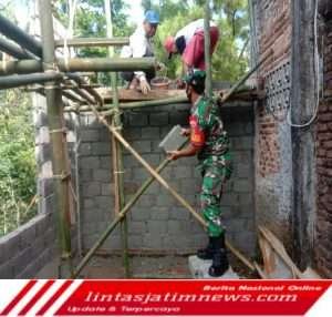 Pelda Ochsan Pimpin Anggota Bantu Perbaiki Masjid