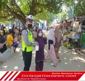 Tegakkan Prokes, Polres Gresik Bagikan Masker di Lokasi Wisata