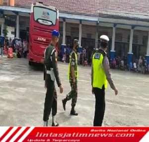 Pastikan Keamanan Lebaran, Babinsa 0801/08 Tulakan Patroli Keliling Terminal