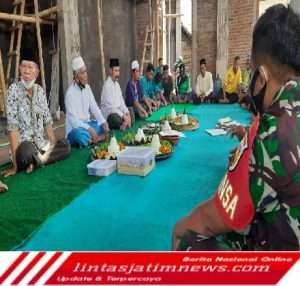 Sertu Junaedi Dampingi Warga Dalam Selamatan Bersama Peletakan Kubah Masjid