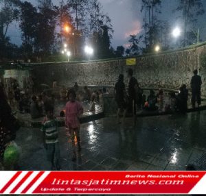 Libur Lebaran,Wisata Air Panas Pacet Diserbu Pengunjung