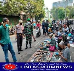 Pasar Elpabes Solo Menjadi Sasaran Penerangan PPKM Oleh Babinsa Kelurahan Setabelan, Ini Alasannya
