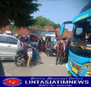 Arus Balik Mudik H+7 Lebaran, Babinsa Koramil 0801/10 Punung Amankan Arus Balik