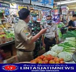 Sertu Priyanto, Komsos Sambil Sosialisasi  Prokes Kepada Pedagang Pasar Hardjodaksino