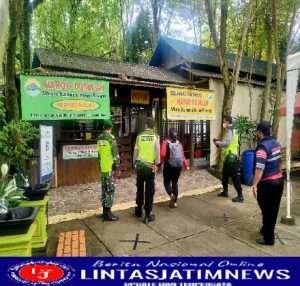 Cegah penyebaran Covid 19, Babinsa Koramil 0805/07 Ngrambe Melaksanakan pemantauan Protkes di Tempat Wisata Kuliner Hargo Dumilah