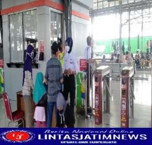 Suasana Lebaran, Sertu Murdianto Terapkan Prokes Ketat di Stasiun Kereta Api Purwosari